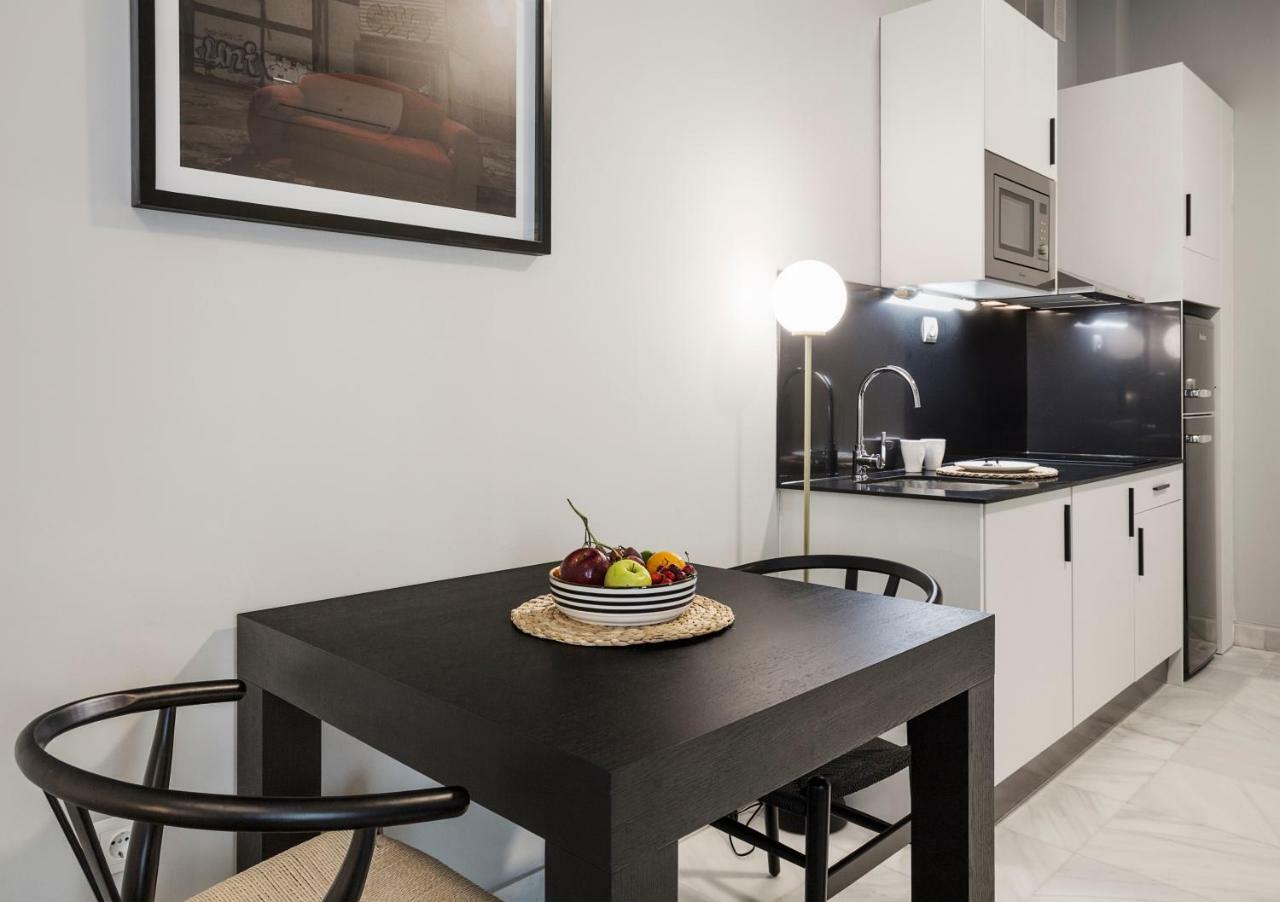 Apartamentos One Shot Conde De Torrejon Sevilla Bagian luar foto