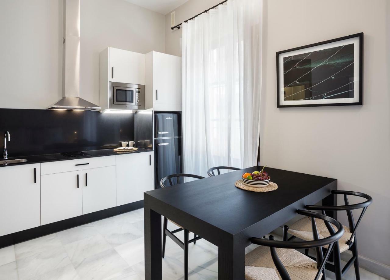 Apartamentos One Shot Conde De Torrejon Sevilla Bagian luar foto