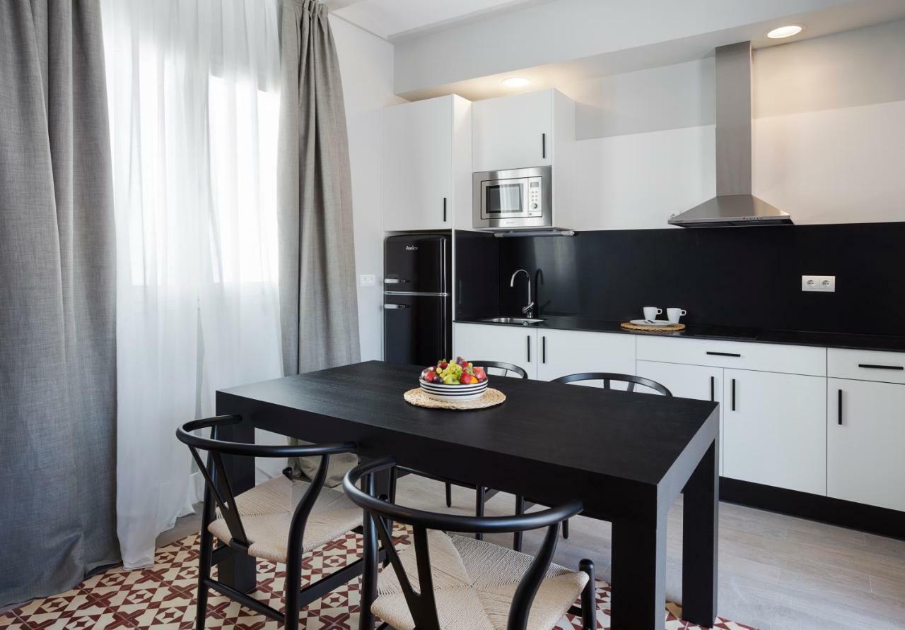Apartamentos One Shot Conde De Torrejon Sevilla Bagian luar foto